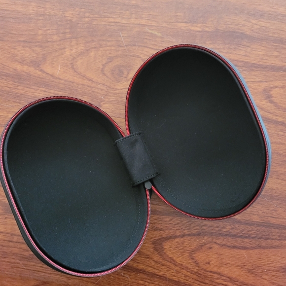Beats Black and Red Earbuds Case - Picture 2 of 2